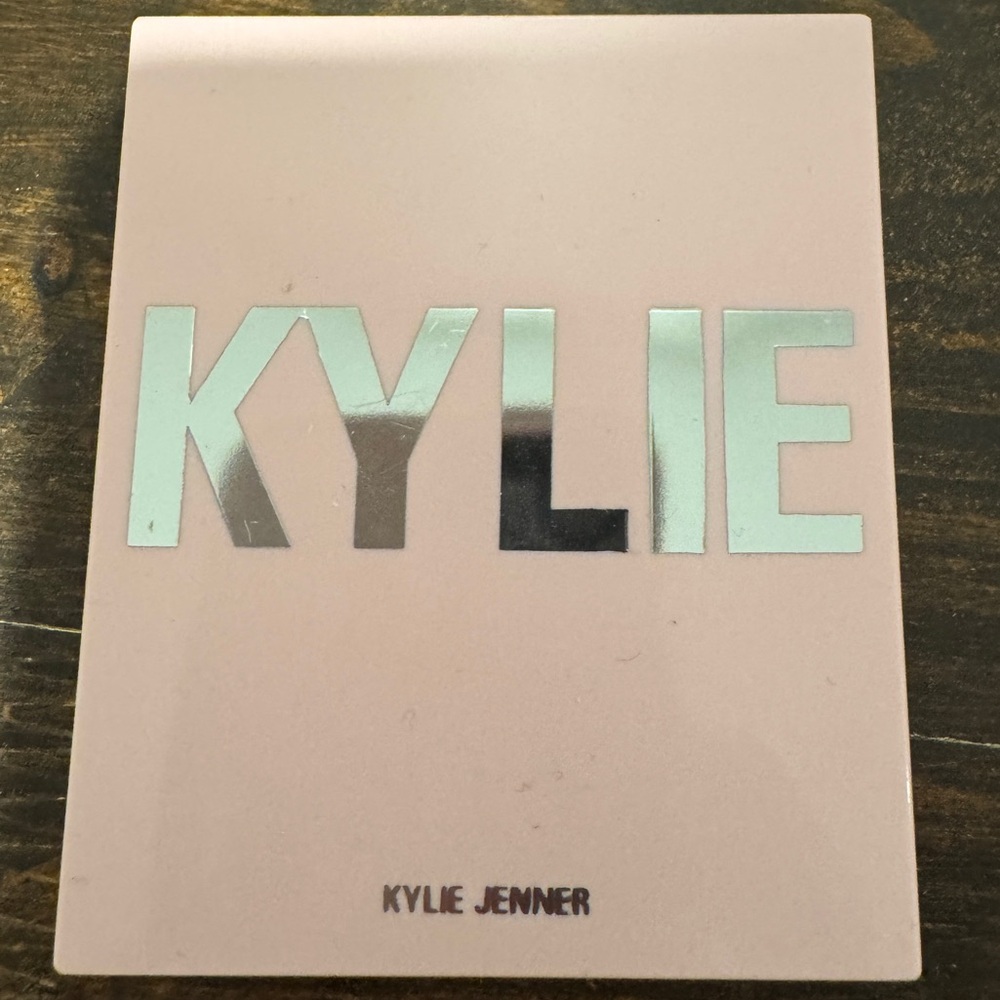 Never Used - Kylie Cosmetics Illuminating Powder in Cheers Darling